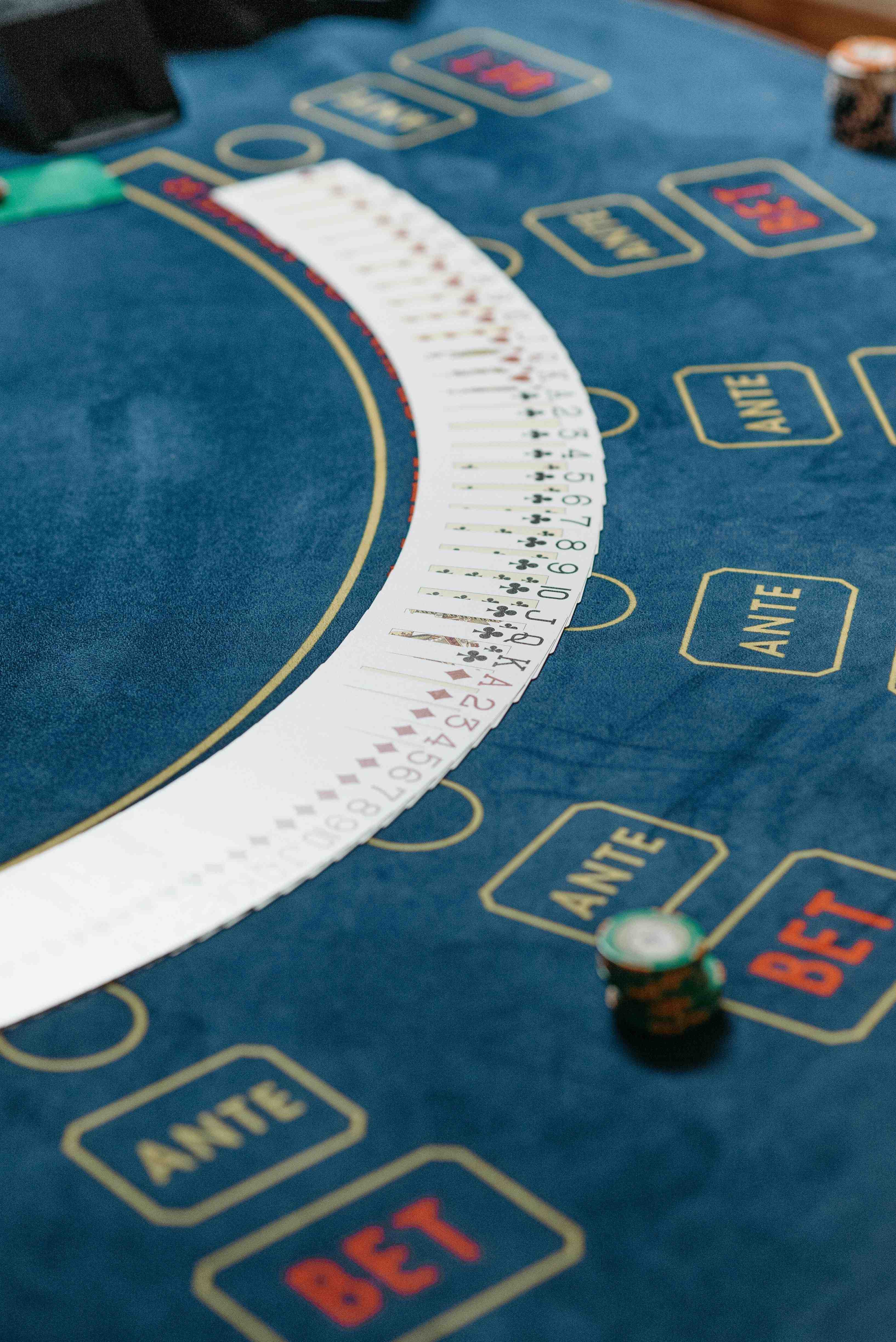 bd2222 live table interface with cards and dealer lighting